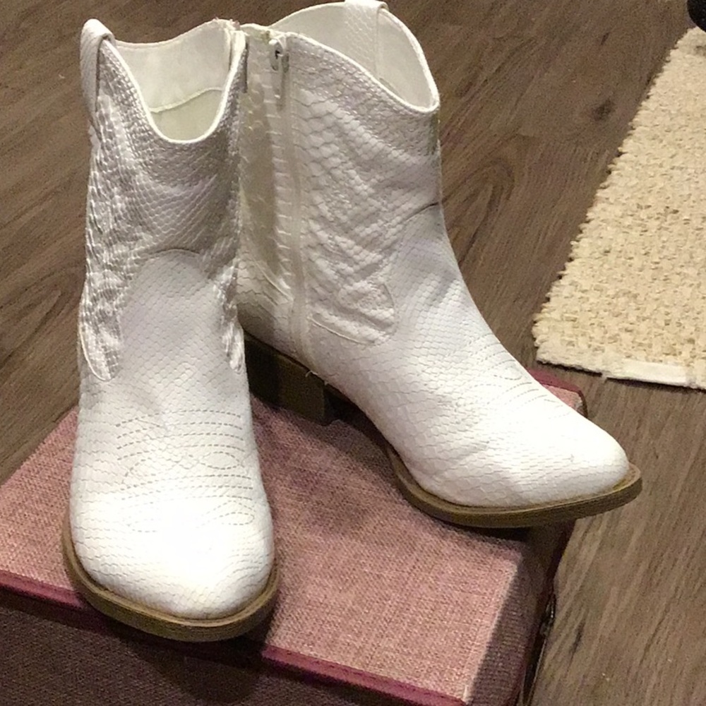 Coconuts by Matisse white zip up western  booties